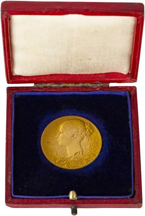 1897 Gold Victoria Diamond Jubilee  Medallion With Box United Kingdom The Royal Mint with box