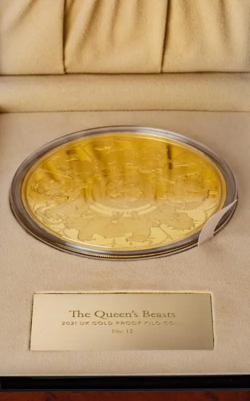 2021 1 kg Gold Proof Queen's Beasts Completer Coin in box closer view